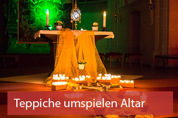 Kirchenteppiche um einen geschmückten Altar