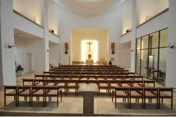 Klassische katholische Kirchenstühle