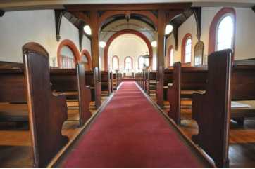 Langer roter Kirchenteppich