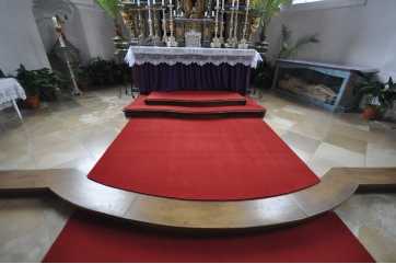 dezenter roter Kirchenteppich