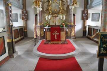 An Erhöhung zugeschnittener Kirchenteppich